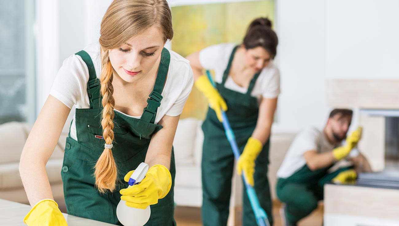 Woman cleaning Vacate Cleaning Rockingham
